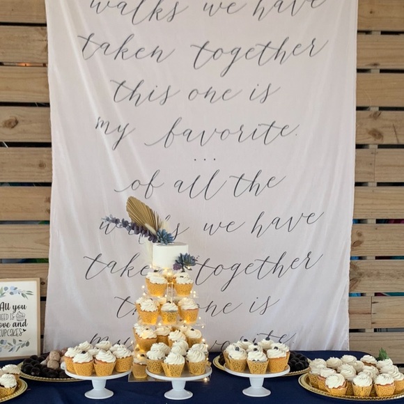 Elegant White and Gold Party Backdrop - Picture 1 of 2